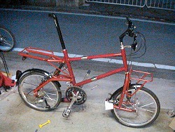 完成した赤い自転車